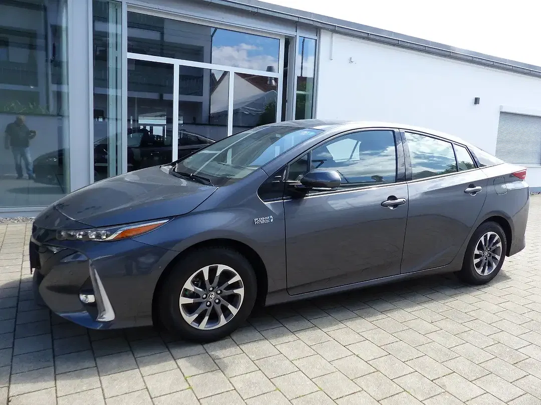 Toyota Prius - Thumbnail 3