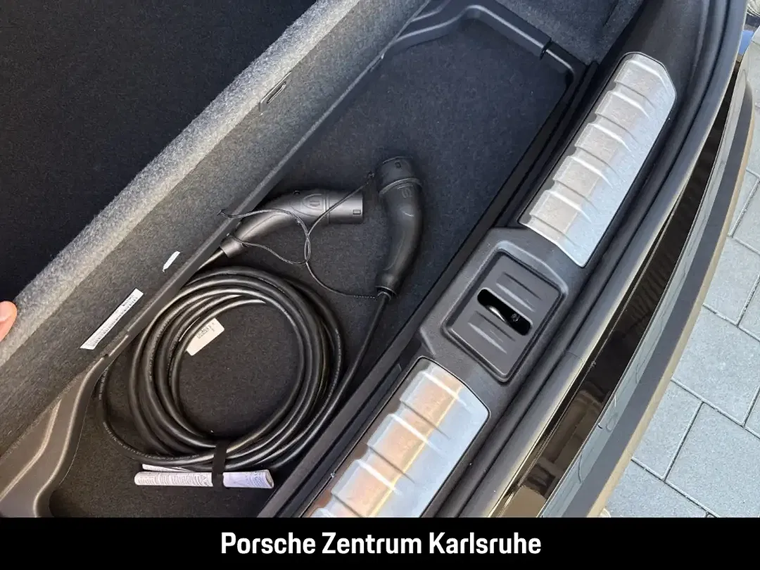 Porsche Taycan - Thumbnail 10