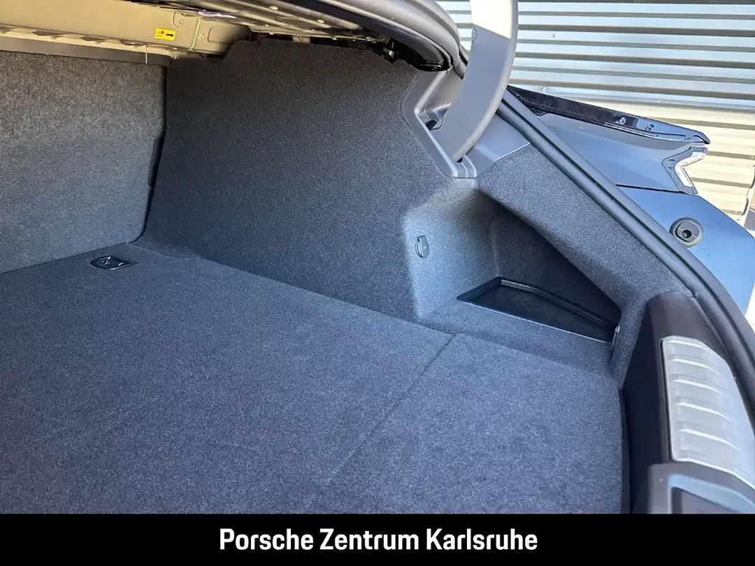 Porsche Taycan - Thumbnail 11