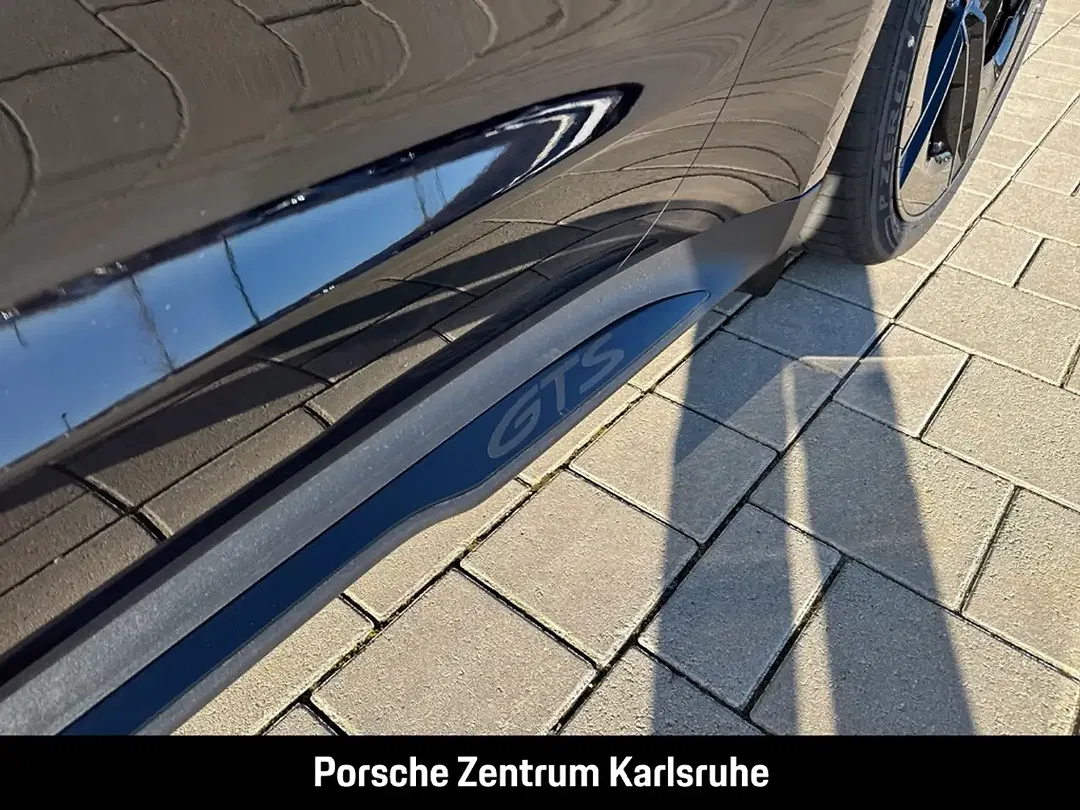 Porsche Taycan - Thumbnail 14