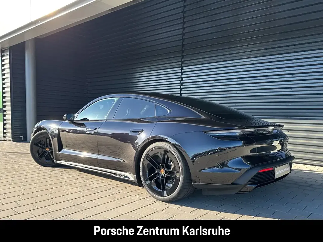 Porsche Taycan - Thumbnail 3