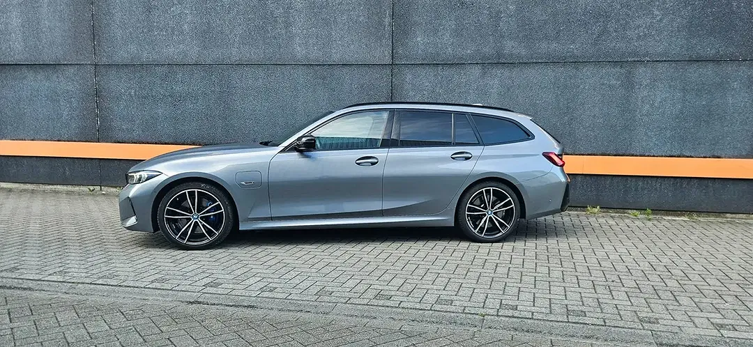 BMW 330 - Thumbnail 2