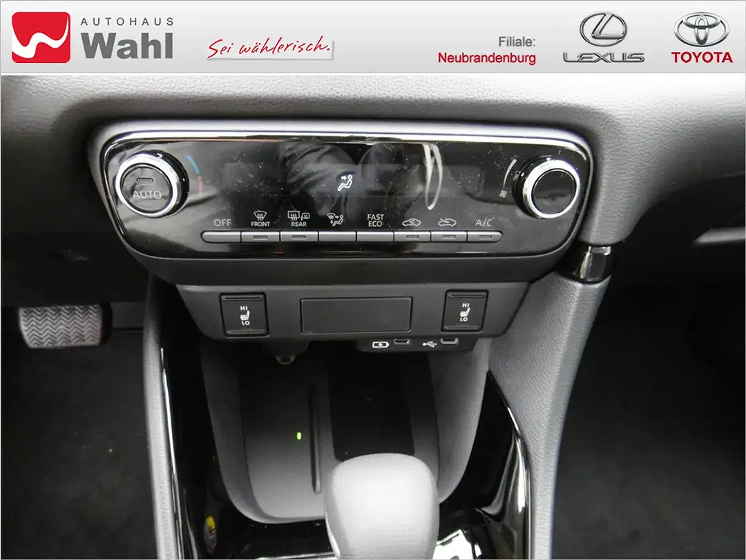 Toyota Yaris - Thumbnail 11