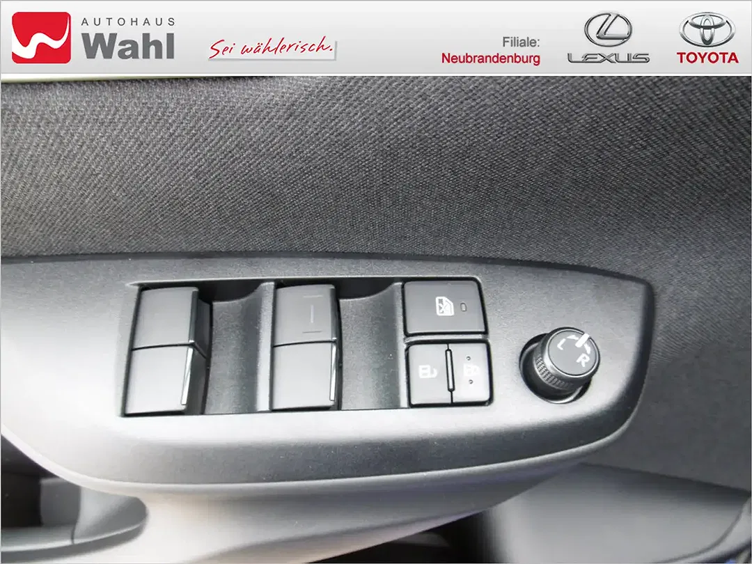 Toyota Yaris - Thumbnail 9