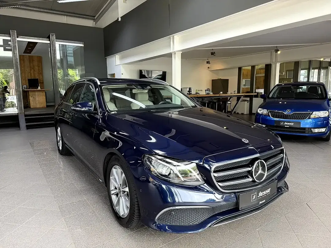 Mercedes-Benz E 200 - Thumbnail 3