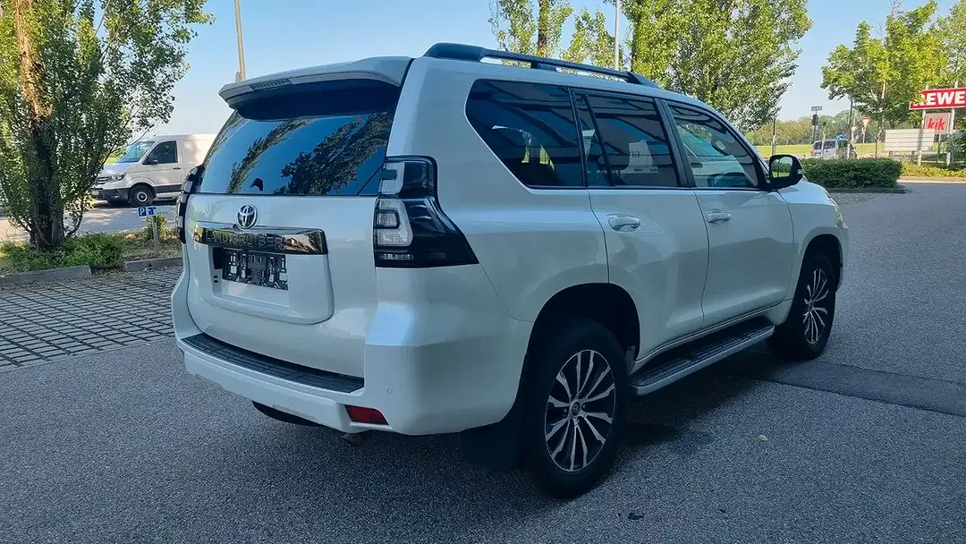 Toyota Land Cruiser - Thumbnail 3