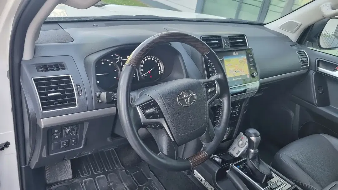 Toyota Land Cruiser - Thumbnail 6