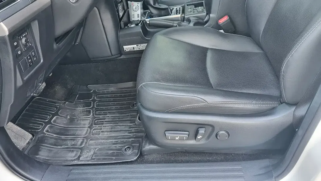 Toyota Land Cruiser - Thumbnail 8