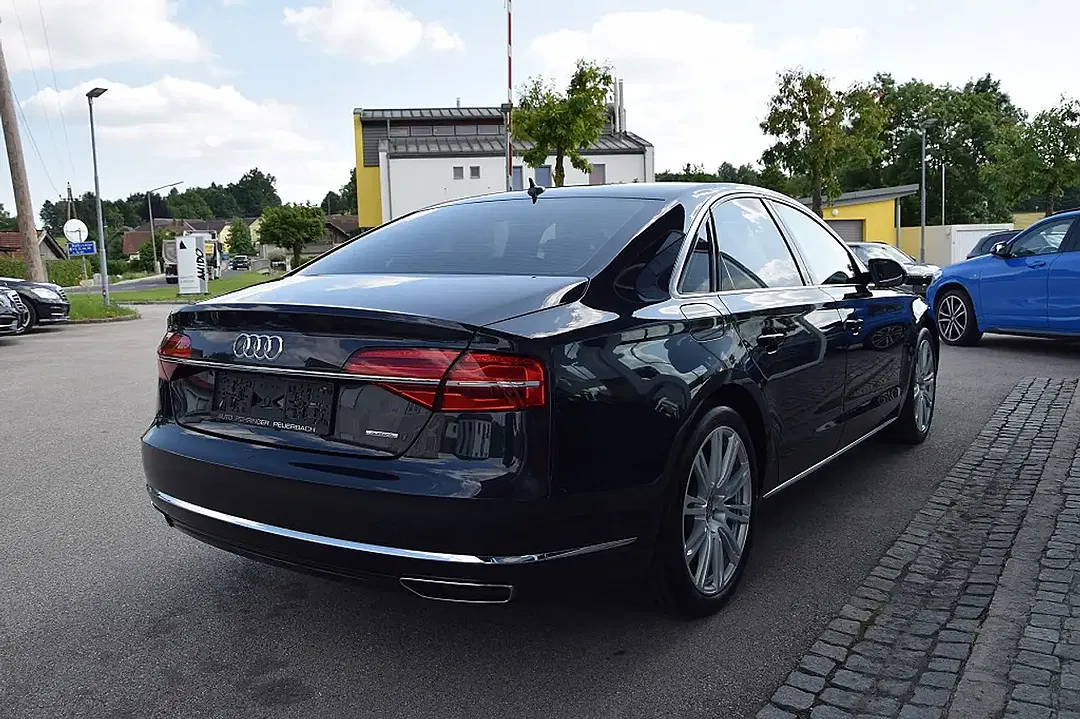 Audi A8 - Thumbnail 3