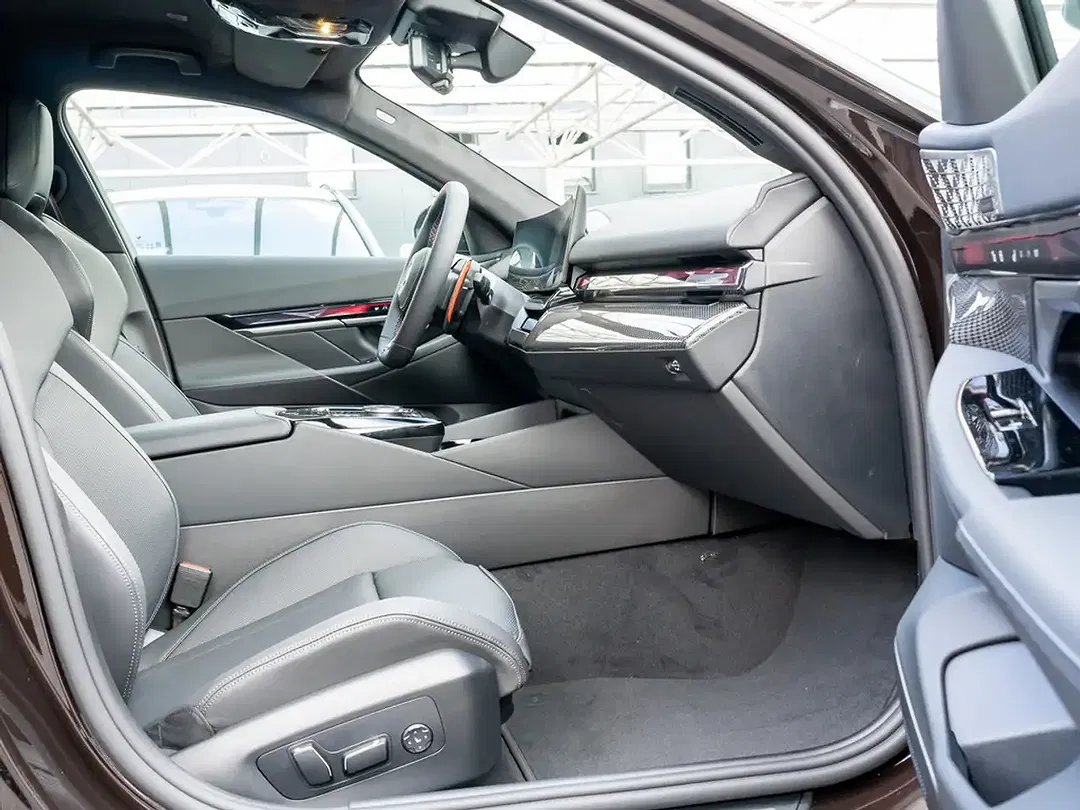BMW M5 - Thumbnail 6