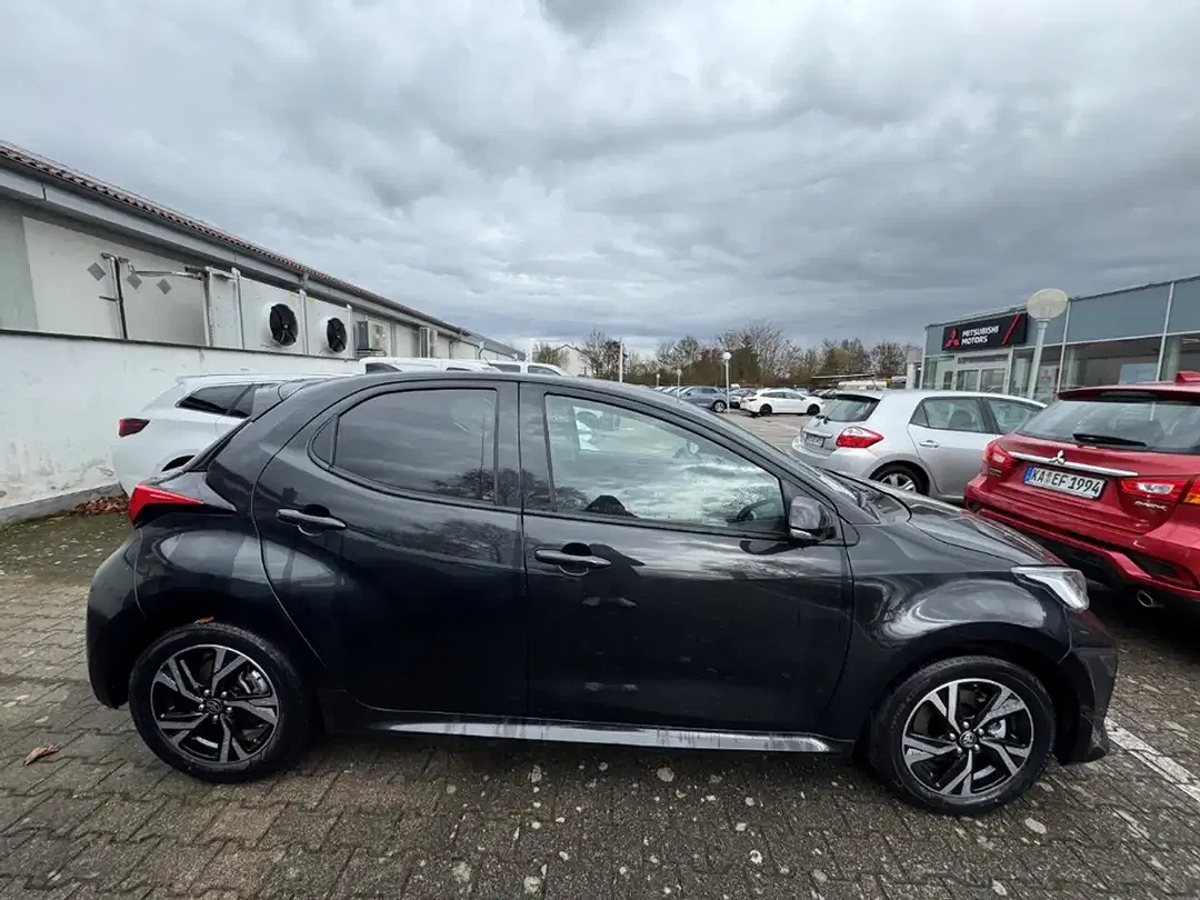 Toyota Yaris - Thumbnail 5