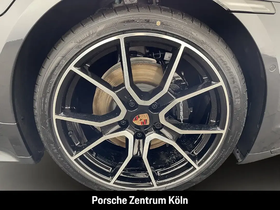 Porsche Taycan - Thumbnail 9