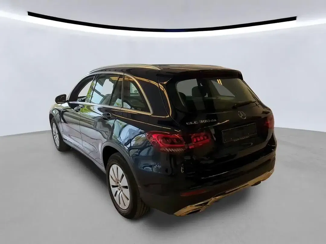 Mercedes-Benz GLC 300 - Thumbnail 3