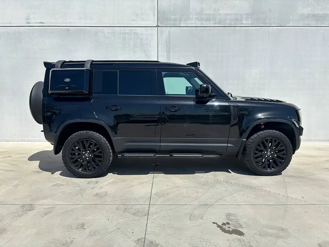 Land Rover Defender - Thumbnail 3
