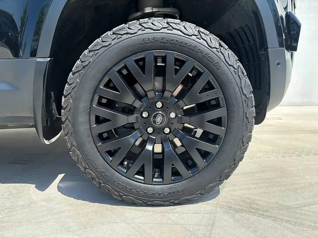 Land Rover Defender - Thumbnail 9
