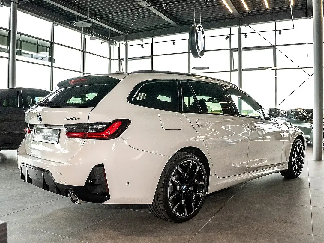 BMW 330 - Thumbnail 2