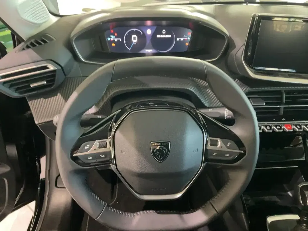 Peugeot 208 - Thumbnail 11