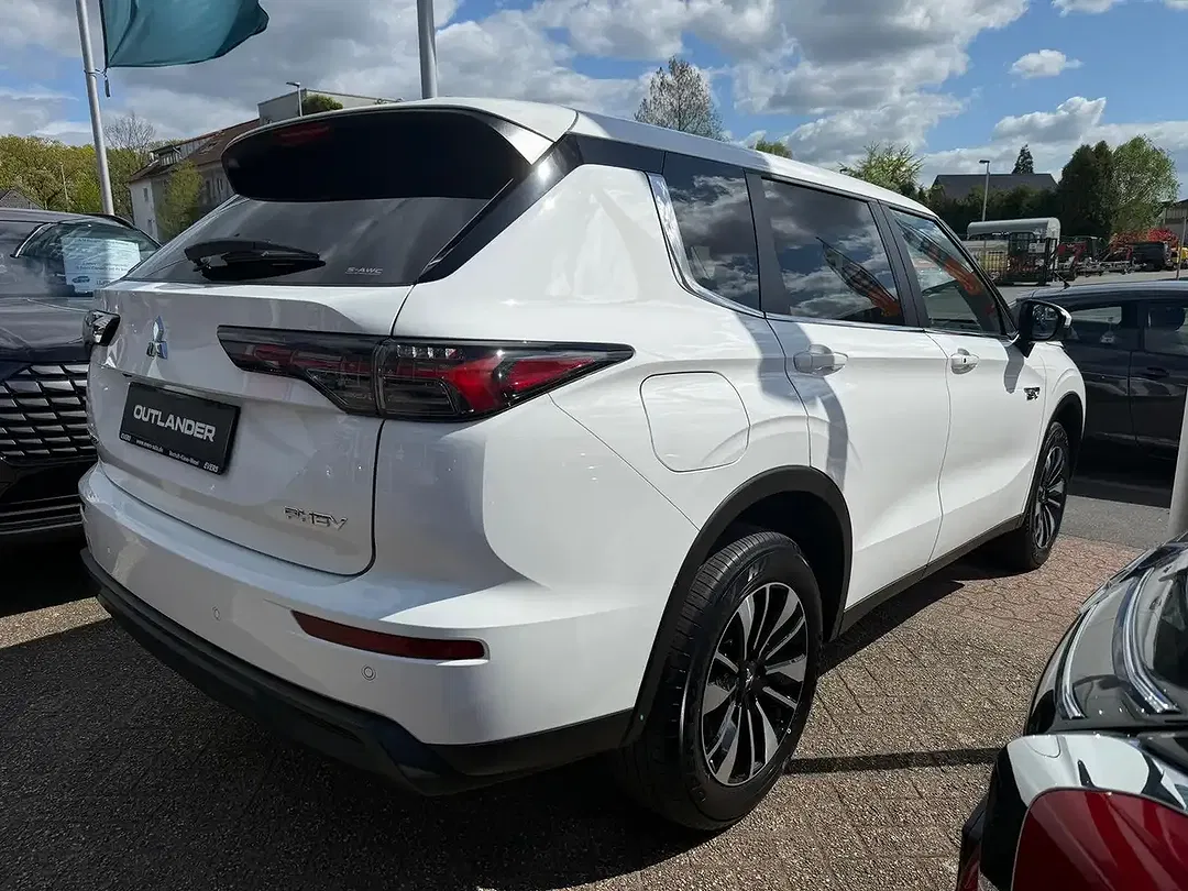 Mitsubishi Outlander - Thumbnail 5