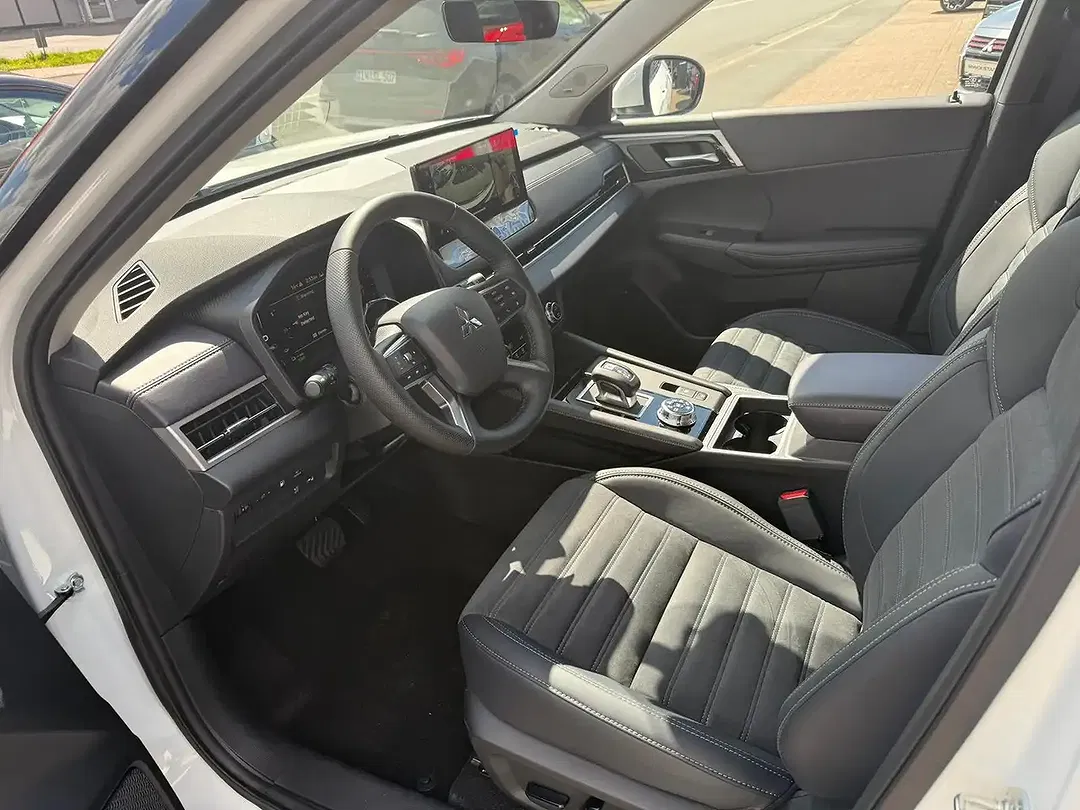 Mitsubishi Outlander - Thumbnail 8
