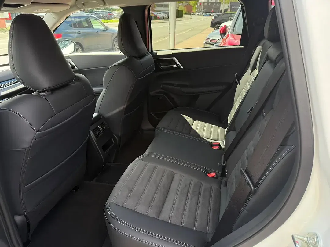 Mitsubishi Outlander - Thumbnail 9