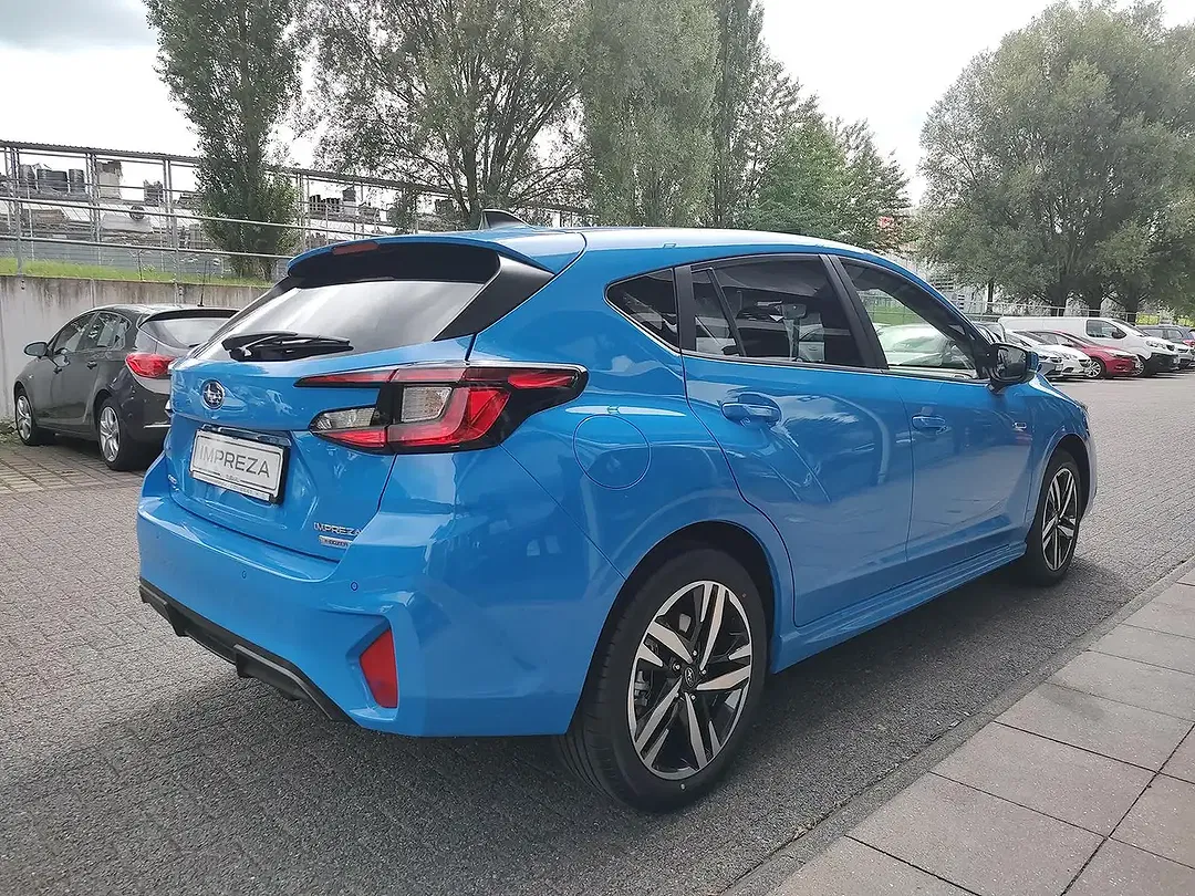 Subaru Impreza - Thumbnail 4