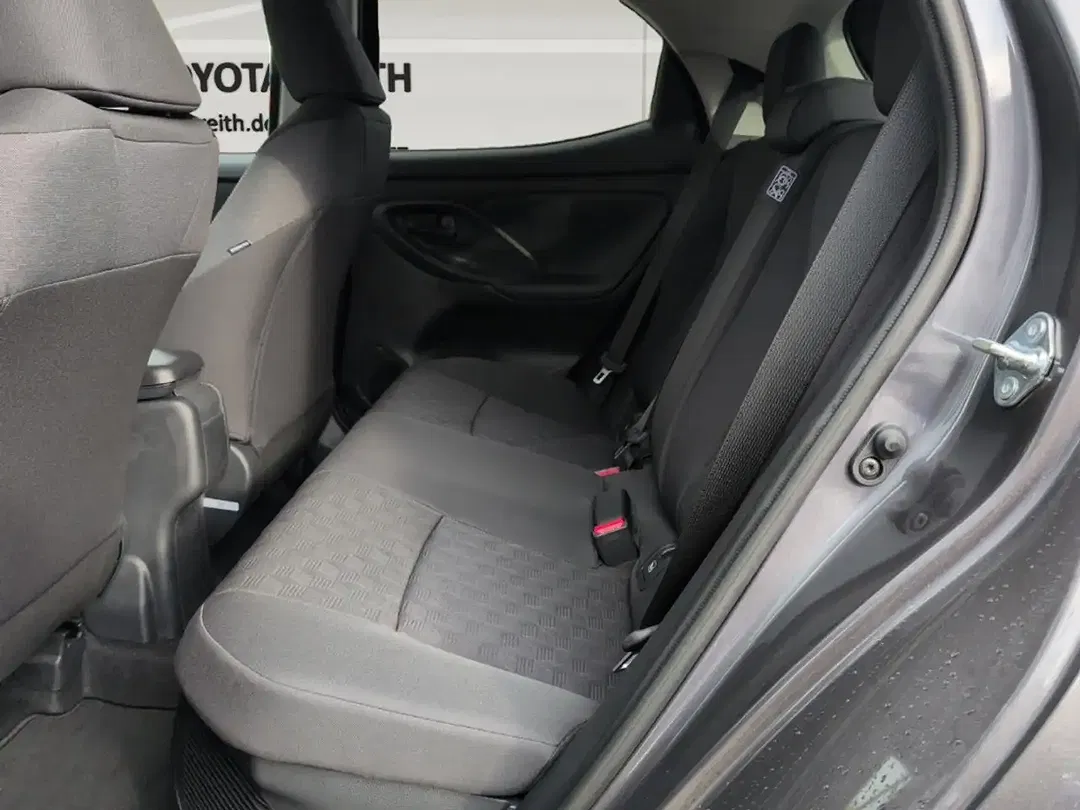 Toyota Yaris - Thumbnail 13