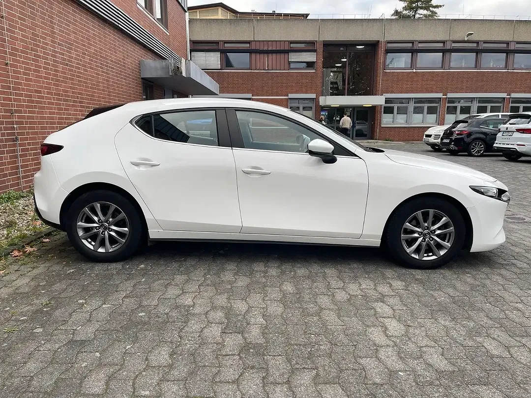 Mazda 3 - Thumbnail 4