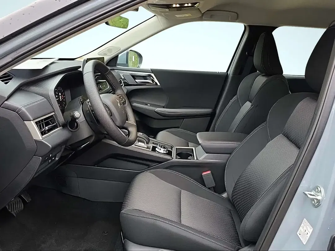 Mitsubishi Outlander - Thumbnail 3