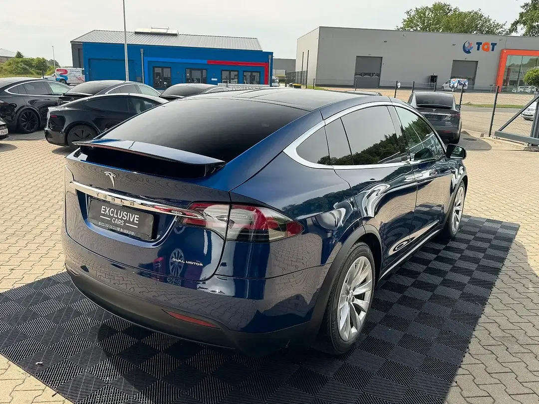 Tesla Model X - Thumbnail 10
