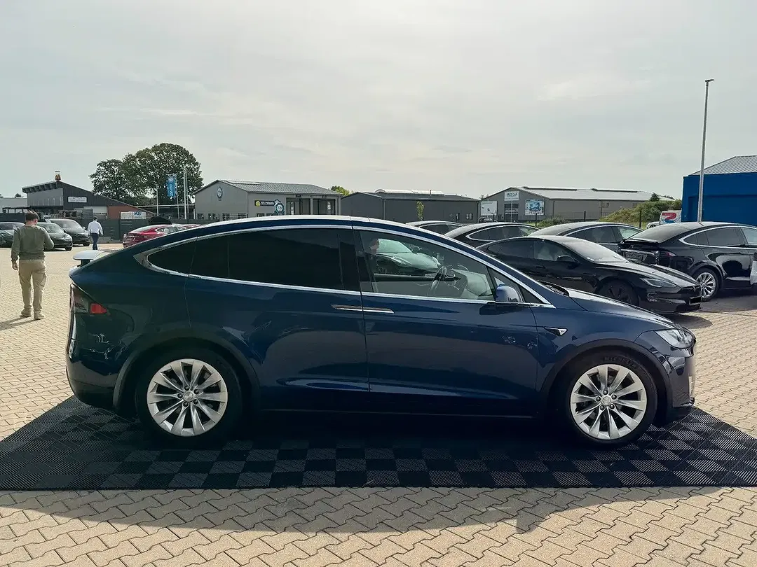 Tesla Model X - Thumbnail 11