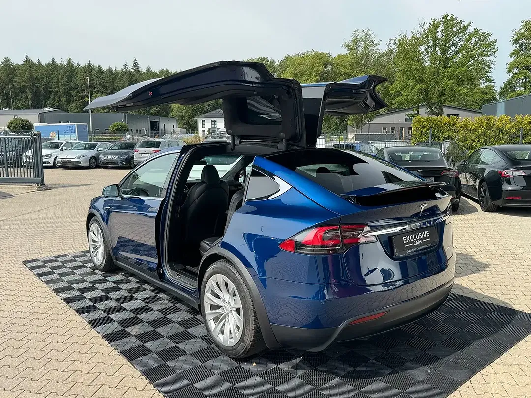 Tesla Model X - Thumbnail 12