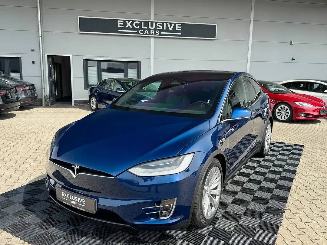 Tesla Model X - Thumbnail 2