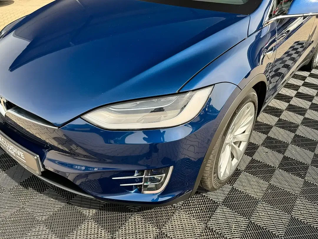 Tesla Model X - Thumbnail 3