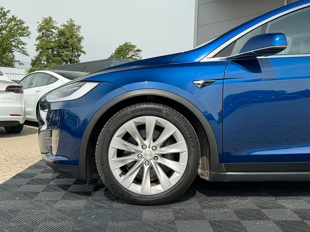 Tesla Model X - Thumbnail 4