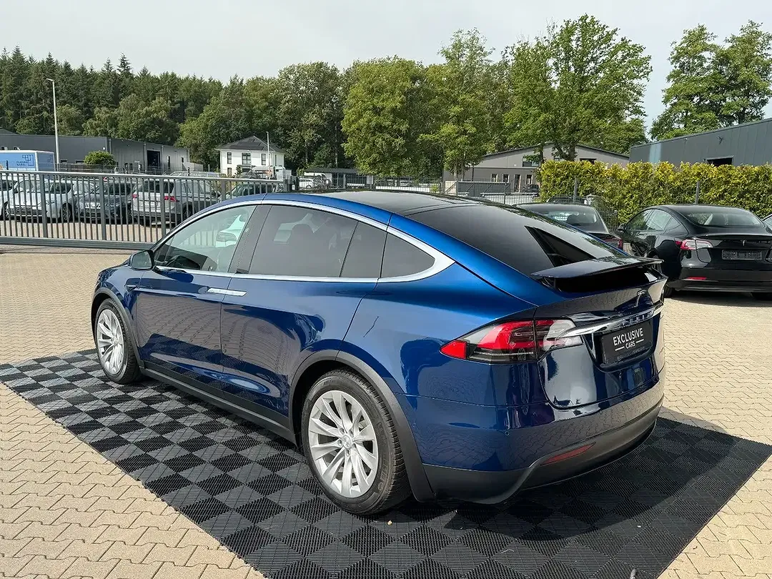 Tesla Model X - Thumbnail 5