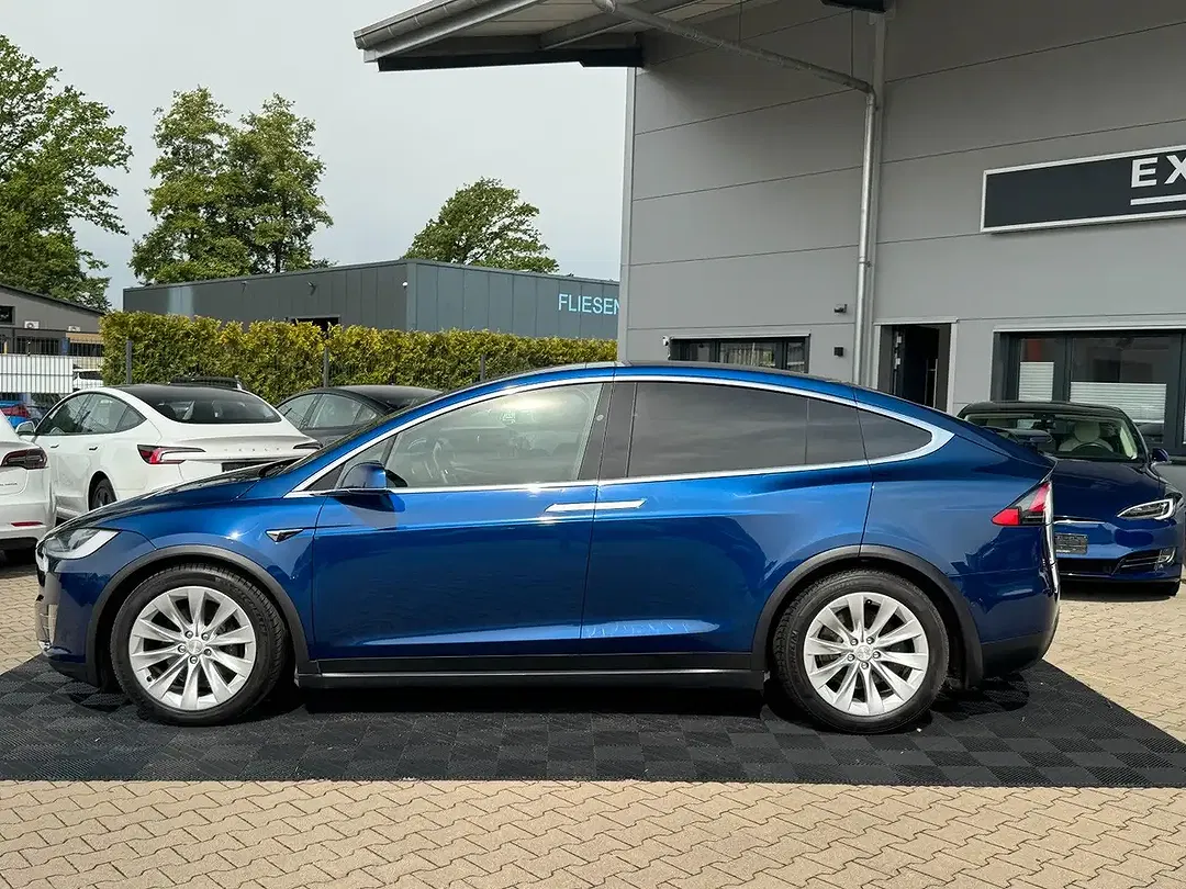 Tesla Model X - Thumbnail 7