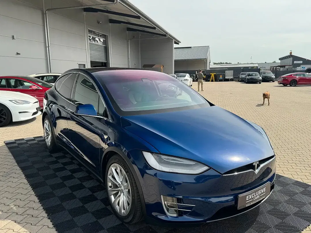 Tesla Model X - Thumbnail 9