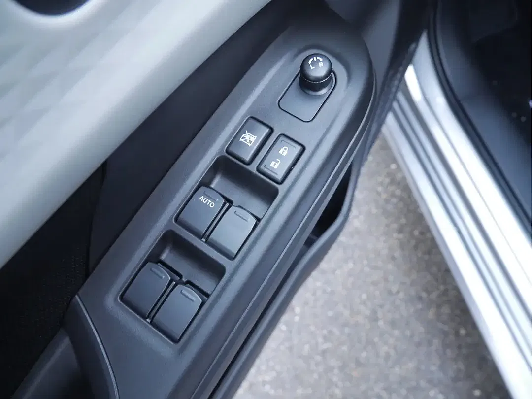 Suzuki Swift - Thumbnail 10
