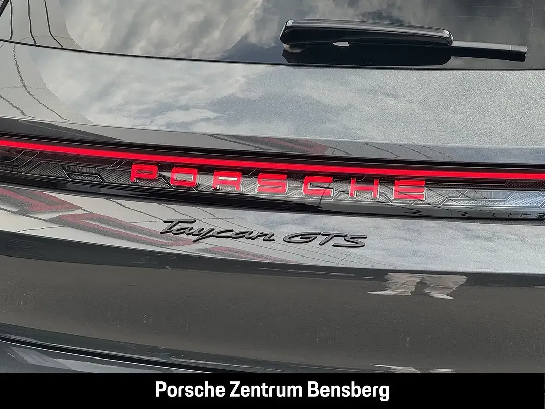 Porsche Taycan - Thumbnail 11