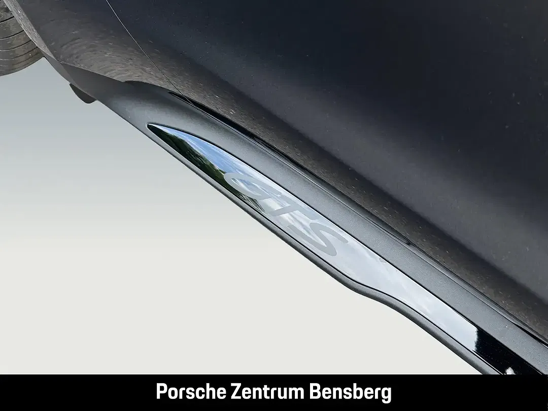Porsche Taycan - Thumbnail 12