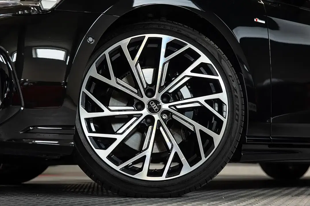 Audi A8 - Thumbnail 3