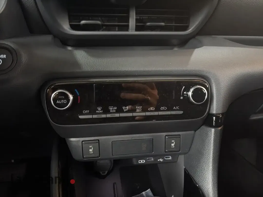 Toyota Yaris - Thumbnail 11