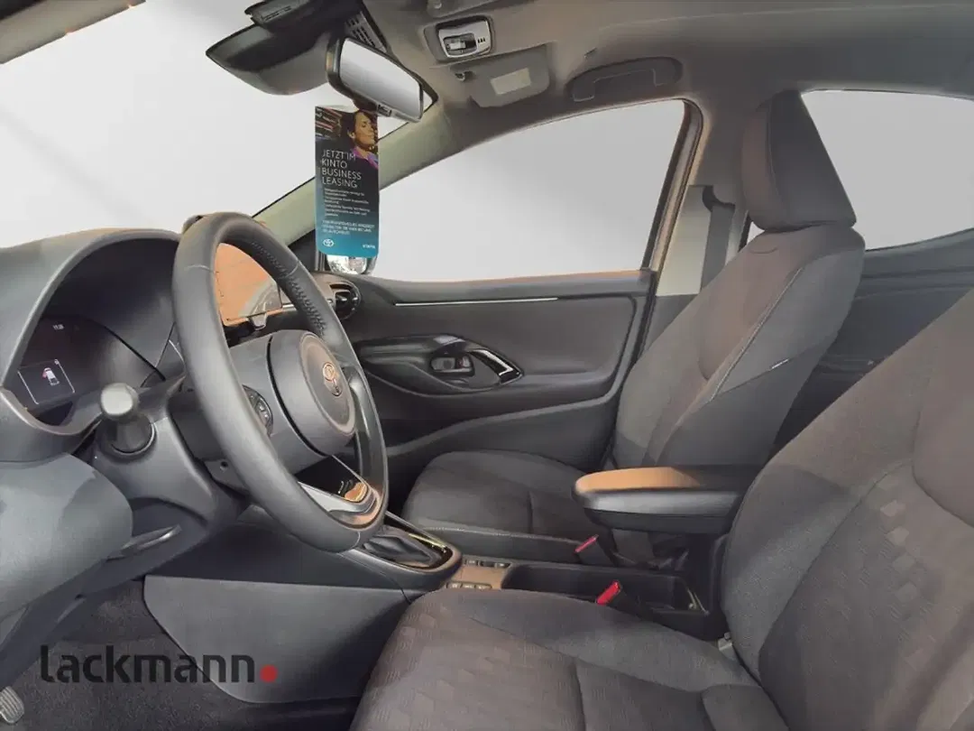 Toyota Yaris - Thumbnail 8