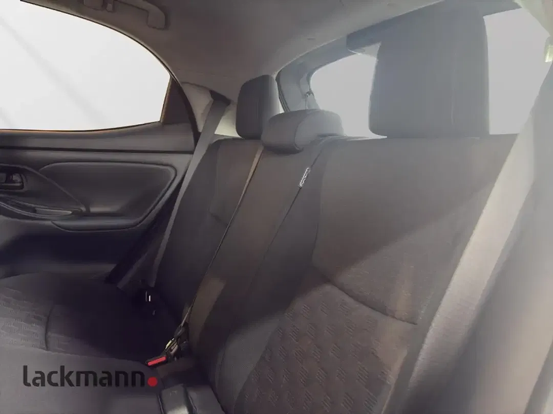 Toyota Yaris - Thumbnail 9