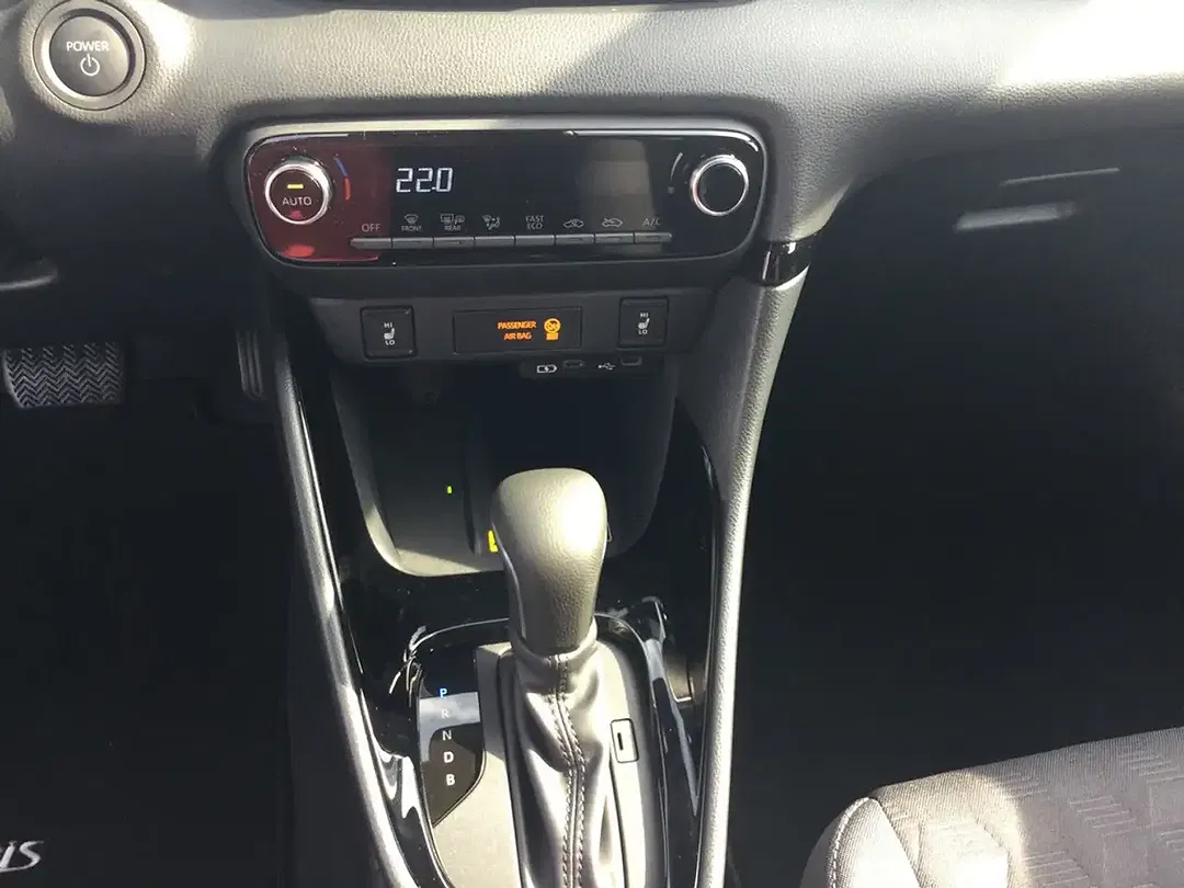 Toyota Yaris - Thumbnail 11