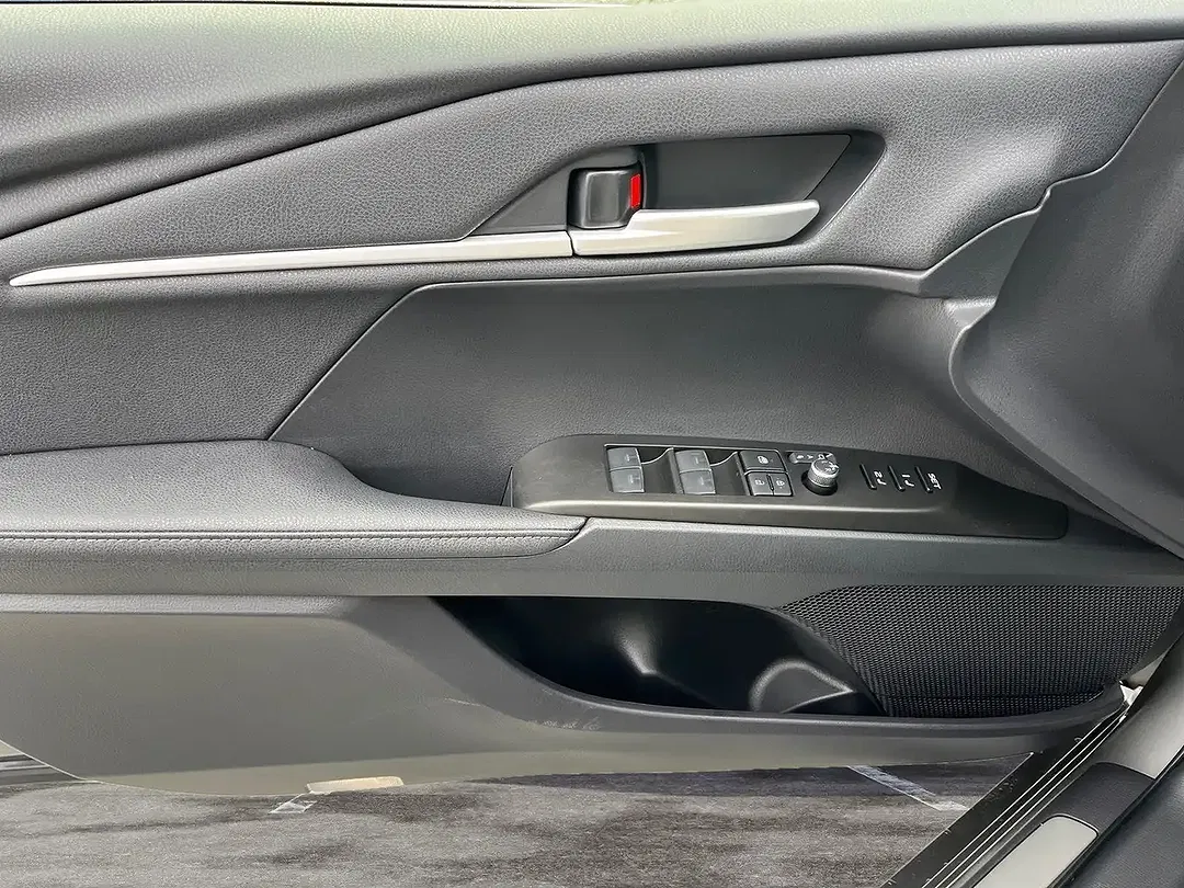 Toyota Camry - Thumbnail 13