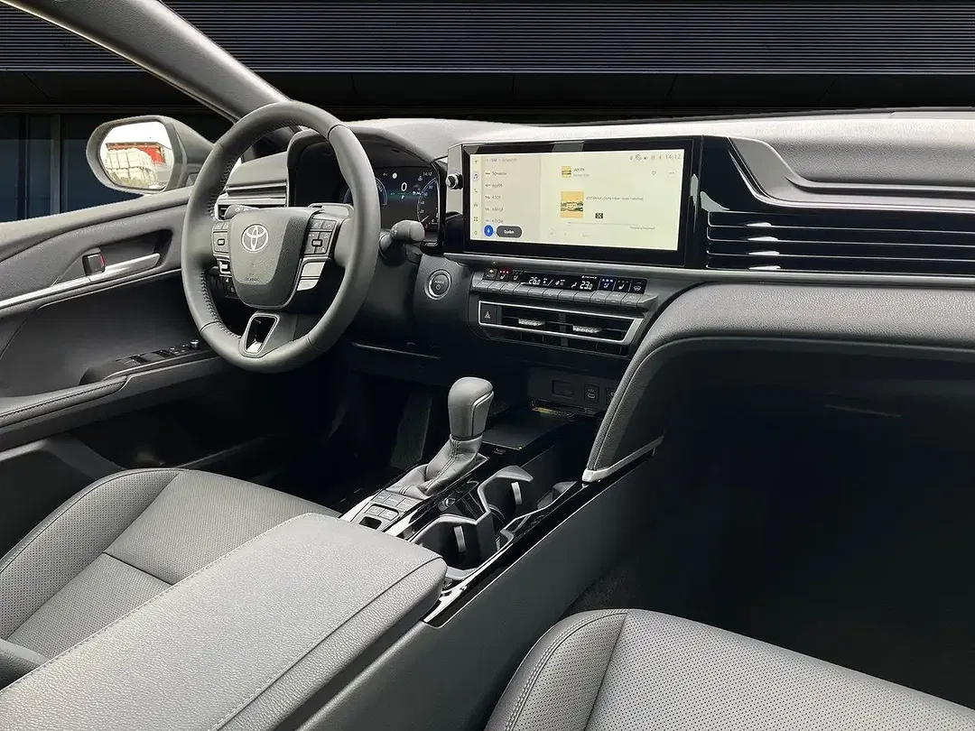 Toyota Camry - Thumbnail 6