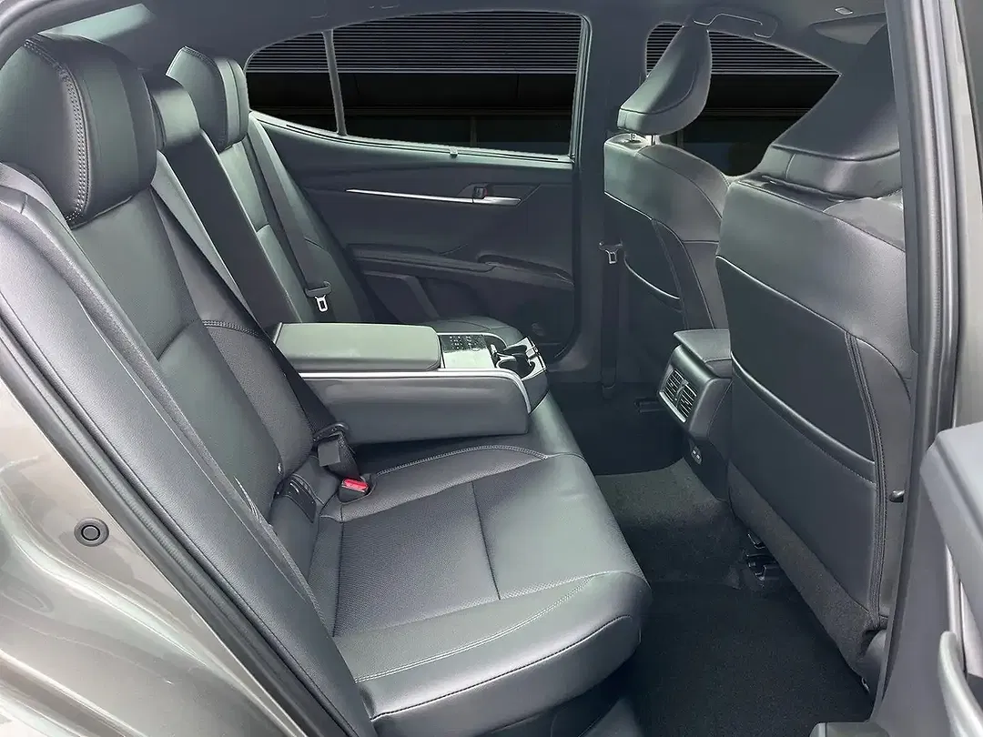 Toyota Camry - Thumbnail 7