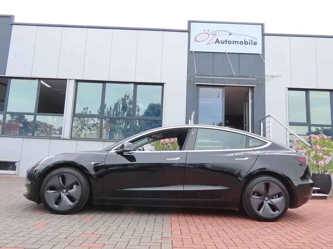 Tesla Model 3 - Thumbnail 10