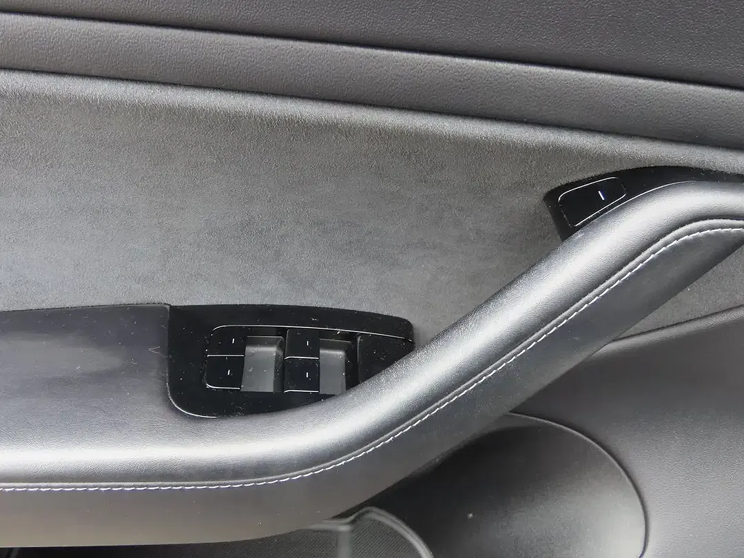 Tesla Model 3 - Thumbnail 13